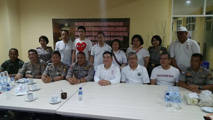 Drs. Efendi Hansen Ng menyerahkan bantuan kipas angin besar untuk keperluan pasien di rumah sakit terbuka 
