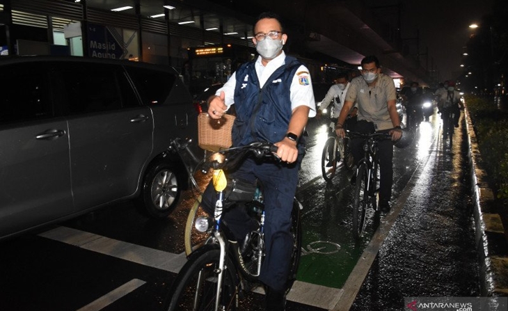 Gubernur DKI Jakarta Anies Baswedan bersepeda usai pulang kantor saat melintas di Jalan Sisingamangaraja, Jakarta, Rabu (2/6/2021). ANTARA FOTO/Indrianto Eko Suwarso/hp.