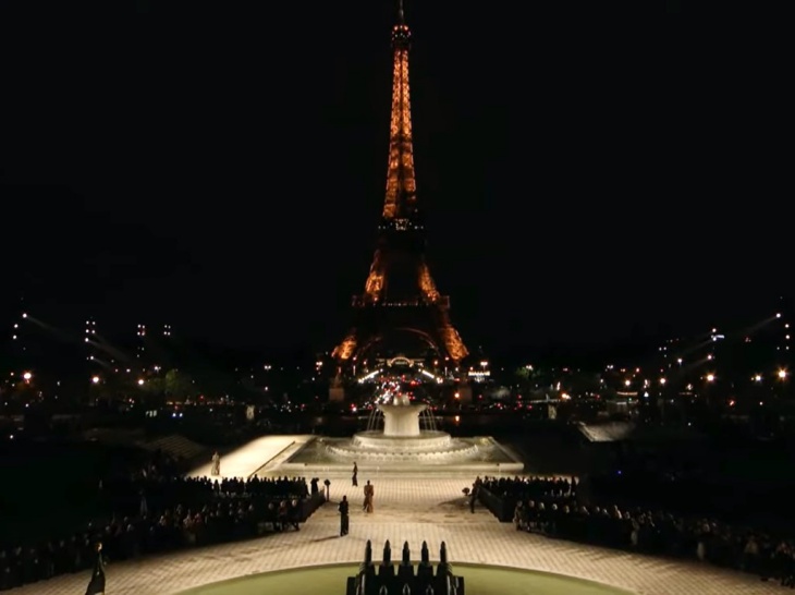 Saint Laurent Hadirkan Capuche untuk Paris Fashion Week di Eiffel Tower