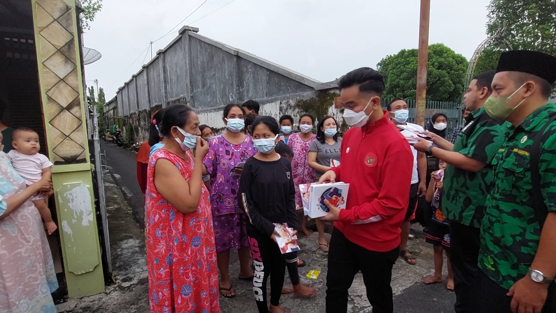 Wali Kota Solo Gibran Rakabuming Raka membagikan buku dan sembako pada warga, Minggu (20/3). (MP/Ismail)
