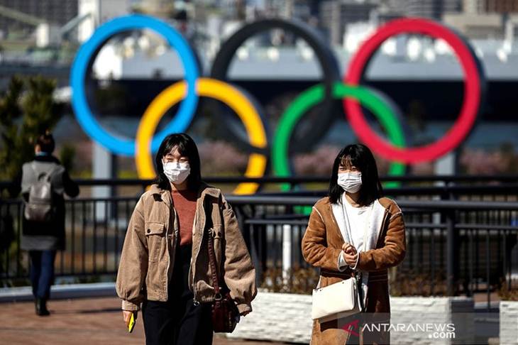 Sejumlah wanita mengenakan masker untuk mencegah virus corona saat melintas di Odaiba Marine Park, Tokyo, Jepang, (27/2/2020). ANTARA/REUTERS/Athit Perawongmetha/aa. (REUTERS/Athit Perawongmetha/Athit Perawongmetha)