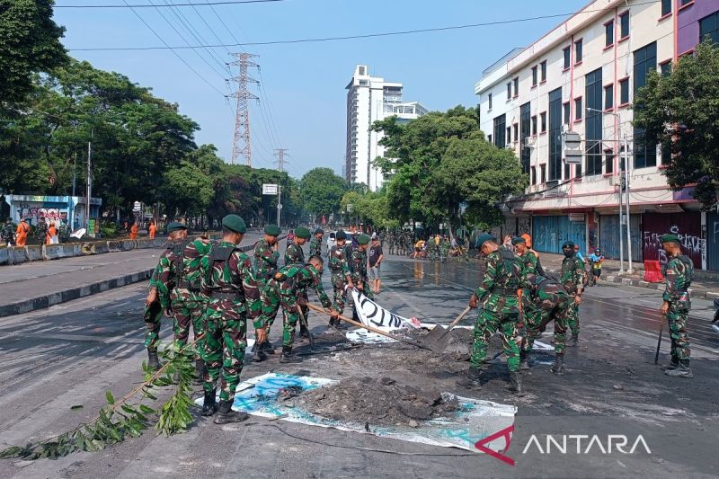 Pasukan Oranye dan TNI Bersihkan Sisa Demo di Mako Brimob Kwitang, Lalu Lintas Sudah Normal