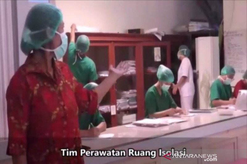 Petugas kesehatan di ruang isolasi pasien COVID-19 RSUD Mimika. (ANTARA/Evarianus Supar)