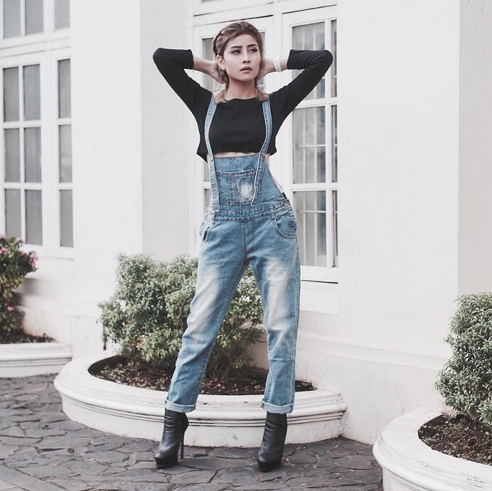 Instagram @awkarin