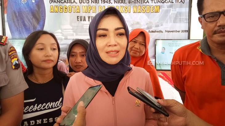 Anggota DPR Eva Yuliana menyosialisasilan empat pilar kebangsaan di Desa Trangsan, Kabupaten Sukoharjo, Sabtu (30/11). (MP/Ismail)