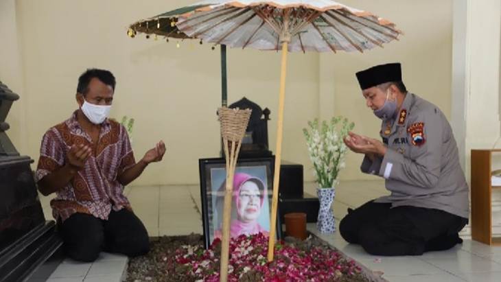 Promosi Jabatan, Kabaintelkam Baru Berziarah ke Makam Ibunda Jokowi di Karanganyar