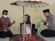 Promosi Jabatan, Kabaintelkam Baru Berziarah ke Makam Ibunda Jokowi di Karanganyar