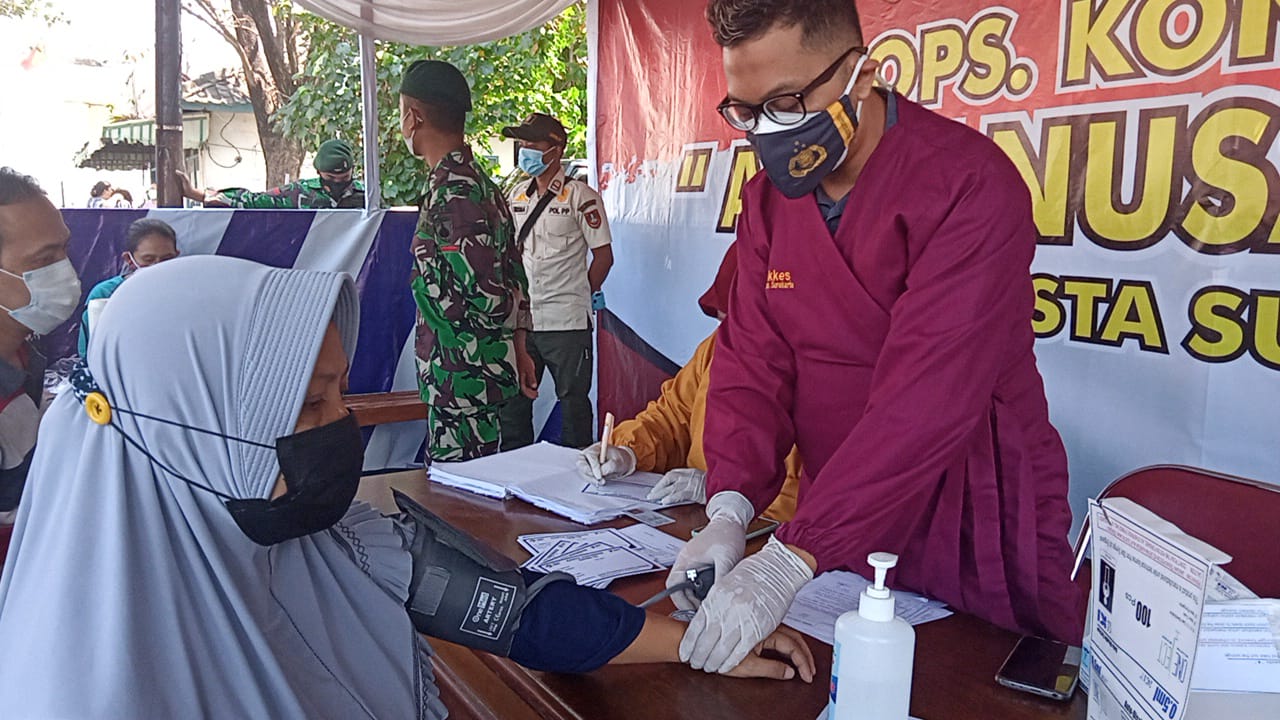 Polresta Surakarta membuat posko PPKM di pasar rakyat di Pasar Klewer, Solo, Jawa Tengah, Kamis (29/7). (MP/Ismail)