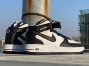 Tampilan Sneaker Kolaborasi Stussy x Nike Air Force 1 Mid