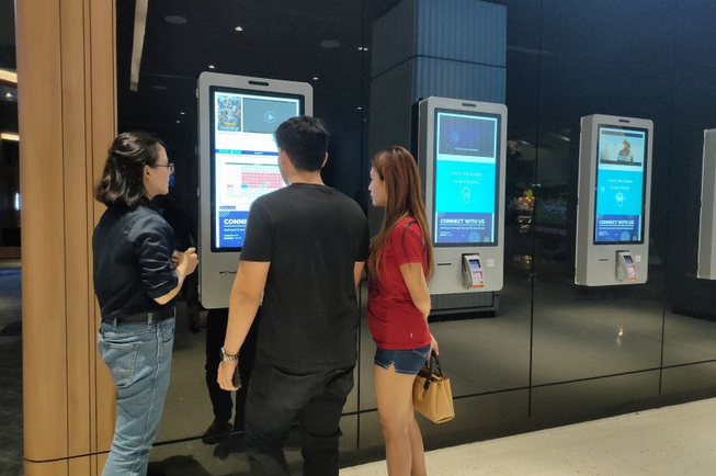 Calon penonton membeli tiket bioskop di kios tiket mobile Cinepolis Pejaten Village, Jakarta, Rabu (4/12/2019). (ANTARA/Arnidhya Nur Zhafira) 