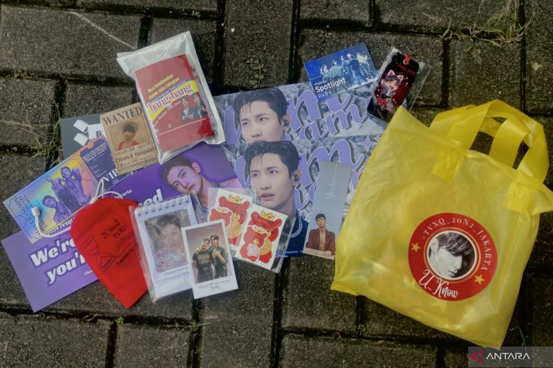 Penggemar TVXQ! Tukaran Freebies Jelang Konser