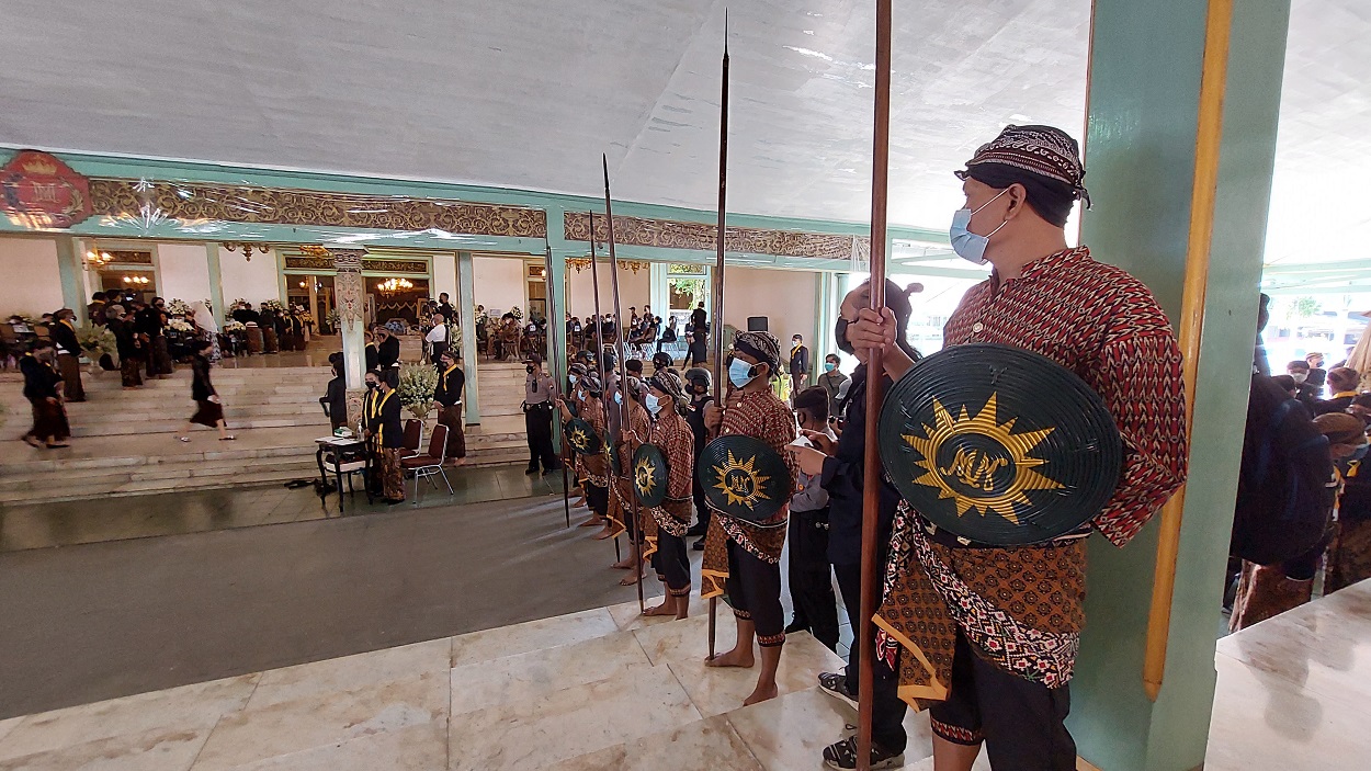 Ratusan warga melayat mengikuti prosesi pemakaman KGPAA Mangkunegara IX, Minggu (15/8). (MP/Ismail)