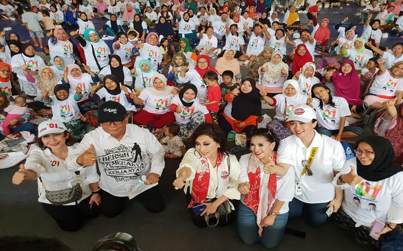 Relawan Jokowi giat berkampanye untuk pasangan Jokowi-Ma'ruf di Pilpres 2019