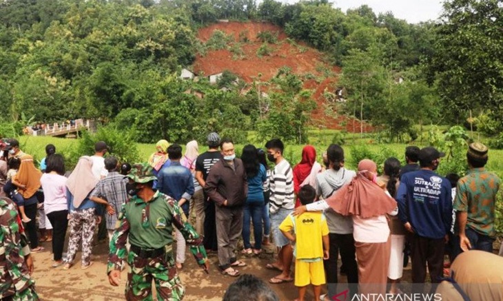 SAR Evakuasi 26 Korban Tertimbun Longsor Nganjuk, 10 Masih Hilang