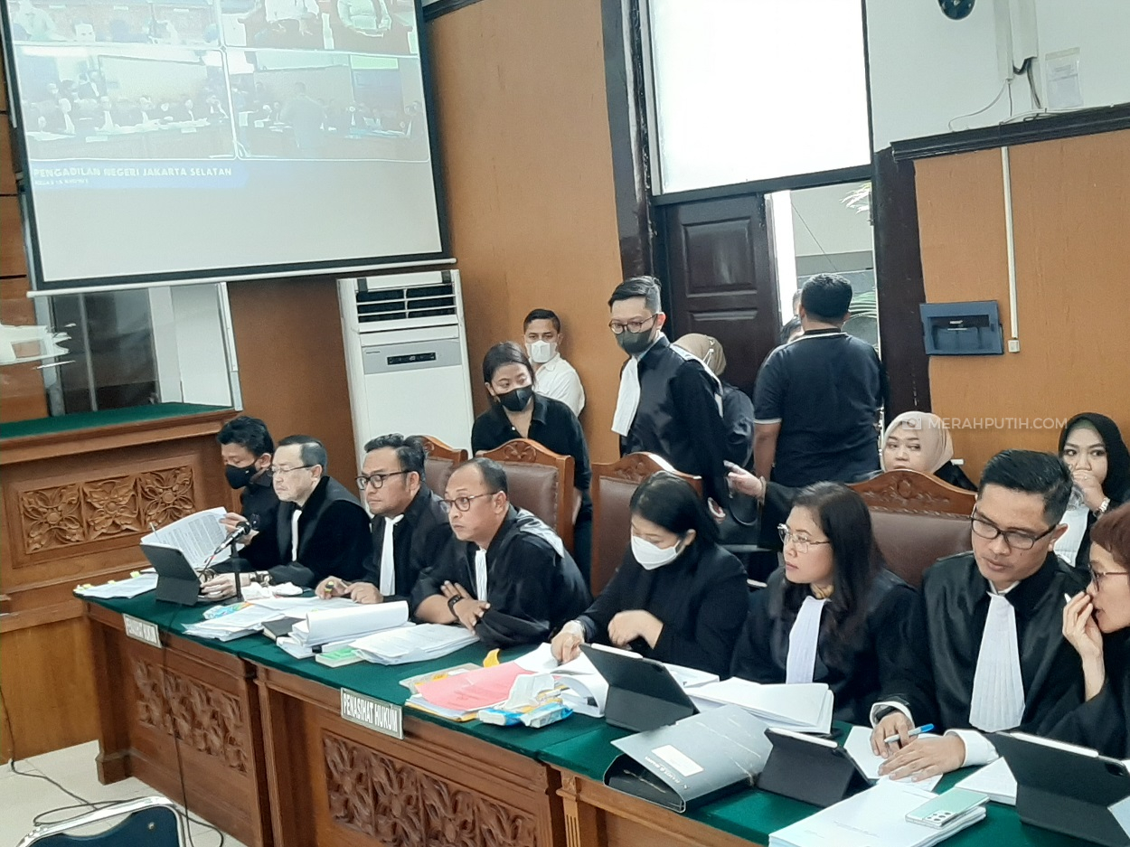 Ferdy Sambo dan Putri didampingi pengacara saat menghadiri sidang lanjutan pembunuhan Brigadir J di PN Jakarta Selatan, Selasa (1/11). Foto: MP/Kanu