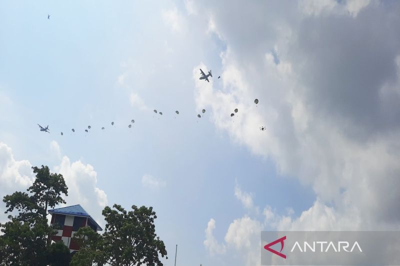 TNI AU Kerahkan Sukoi Hingga F-16 di Atas Langit Kalsel