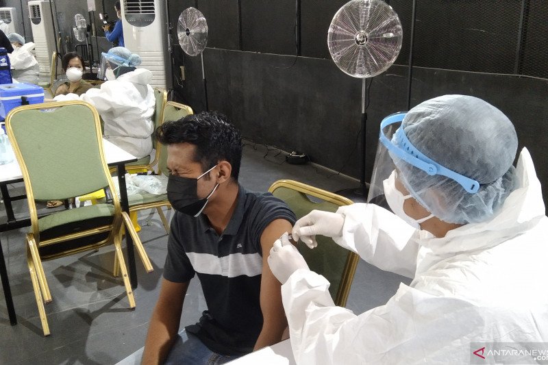 Warga mendapatkan suntikan vaksinasi COVID-19 massal di Eks Live Space SCBD, Jakarta Selatan, Senin (28/6/2021). ANTARA/Dewa Ketut Sudiarta Wiguna