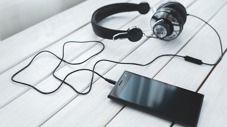 Berikut Bahaya Penggunaan Headset yang Bisa Buat Kamu Berhenti Pakai