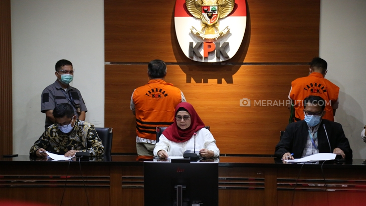 Konferensi pers penetapan tersangka Bupati Labuhanbatu Utara Kharuddin Syah dan mantan Wabendum PPPPuji Suhartono. (Foto: MP/Ponco Sulaksono)