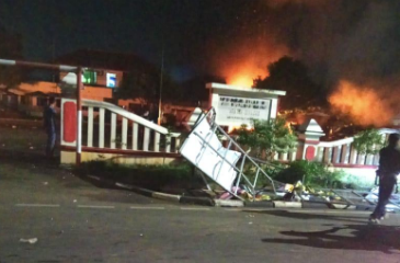 mapolsek ciracas dibakar