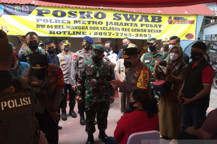 Kapolda Metro Jaya Irjen Pol Fadil Imran dan Pangdam Jaya Mayjen TNI Dudung Abdurrachman beserta jajaran pada Senin siang mengunjungi Posko Swab Mangga Dua Selatan, Sawah Besar, Jakarta Pusat, Senin. (ANTARA/MENTARI DWI GAYATI)