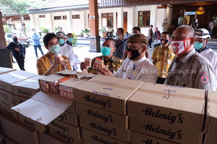 Gibran Rakabuming Raka menyerahkan bantuan ribuan alat pelindung diri (APD) dan vitamin kepada Pemkot Solo, Jawa Tengah, Kamis (9/4). (MP/Ismail)