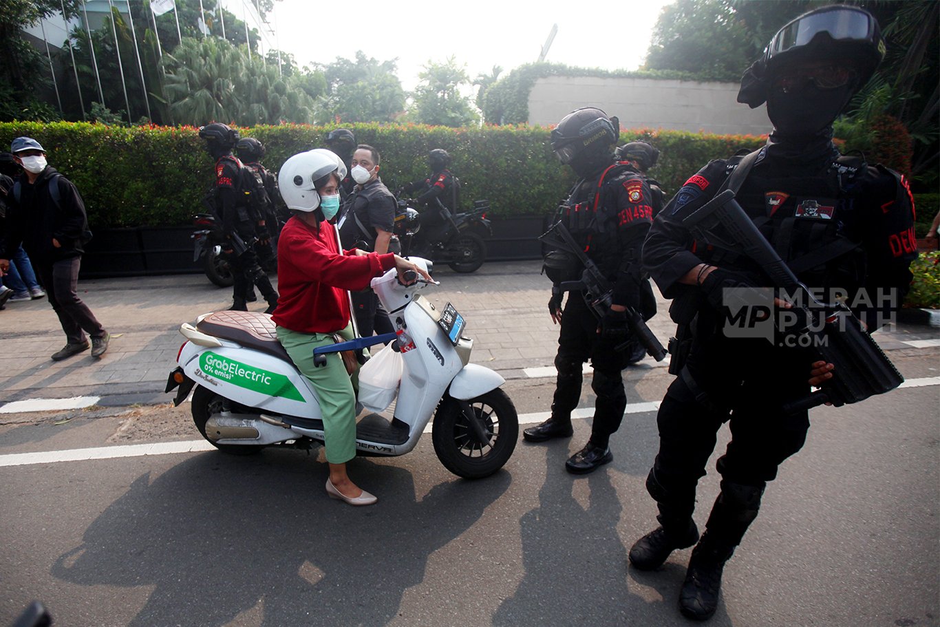 Aksi Brimob Sterilkan Kawasan Gedung DPR saat Demo Bubarkan DPR di Jalan Gerbang Pemuda Jakarta
