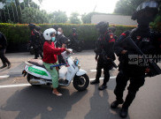 Aksi Brimob Sterilkan Kawasan Gedung DPR saat Demo Bubarkan DPR di Jalan Gerbang Pemuda Jakarta 