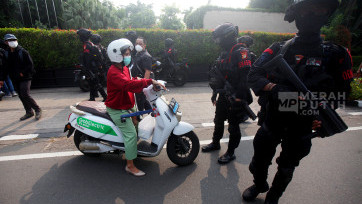 Aksi Brimob Sterilkan Kawasan Gedung DPR saat Demo Bubarkan DPR di Jalan Gerbang Pemuda Jakarta 