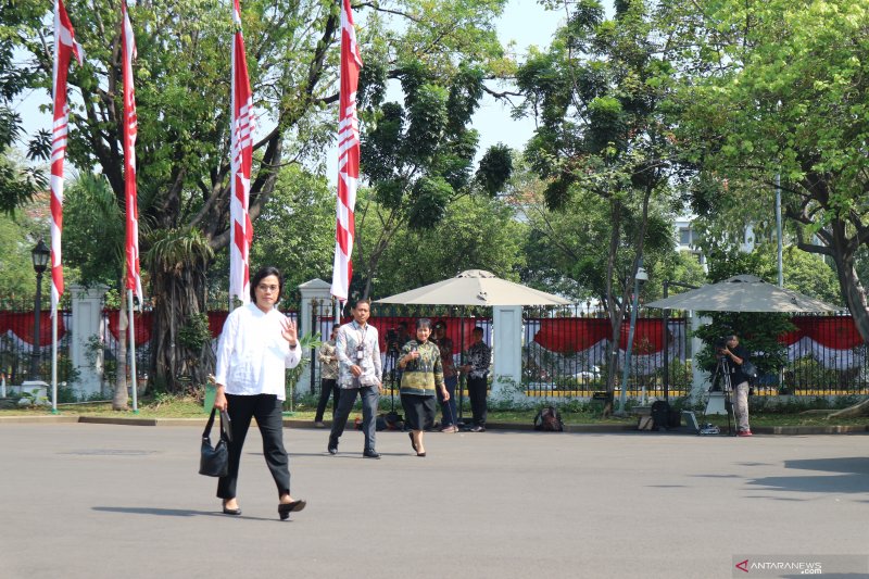 Sri Mulyani Indrawati tiba di istana kepresidenan Jakarta pada Selasa (22/10/2019) (ANTARA/Desca Lidya Natalia)