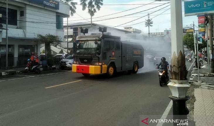 Ilustrasi: Kendaraan taktis kepolisian menyemprotkan disinfektan sebagai upaya pencegahan COVID-19. (ANTARA/HO-Polda Jawa Barat)