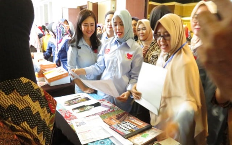 Nur Asia Uno bersama ibu-ibu yang tergabung dalam MANIS di Yogyakarta