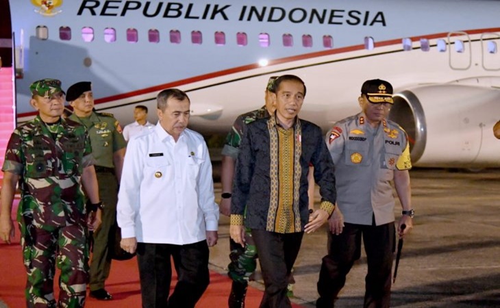 Presiden Jokowi saat tiba di Pekanbaru, Riau