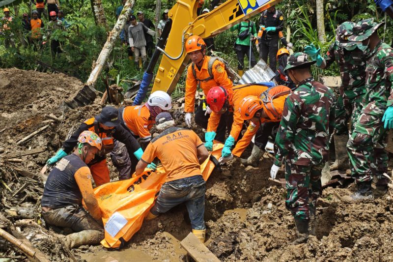 Tim SAR Temukan 2 Korban Longsor Banjarnegara, Puluhan Orang Diduga Masih Hilang