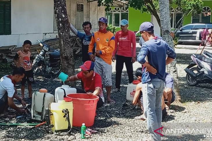 Ilustrasi - Relawan tim desa lawan COVID-19 mempersipkan cairan disinfektan untuk mencegah penyebaran COVID-19 (ANTARA/HO-Kemendes PDTT)