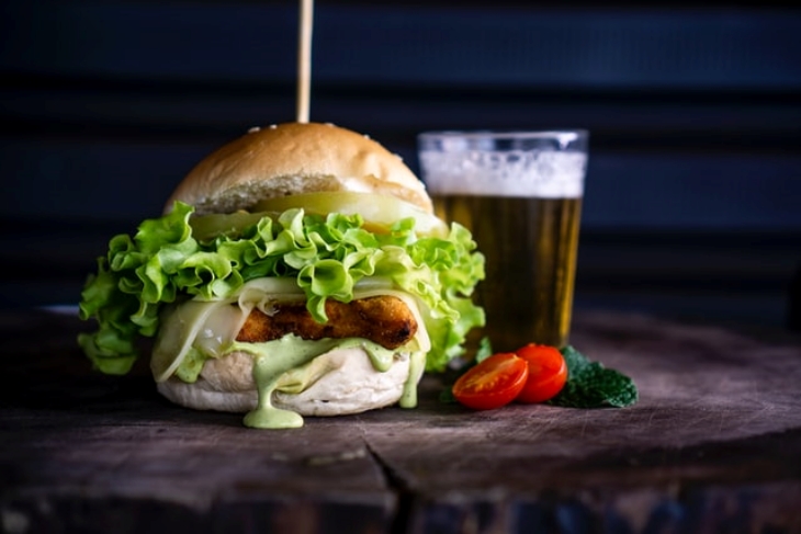 Hindari konsumsi makanan siap saji. (Foto: Unsplash/abio Alves)