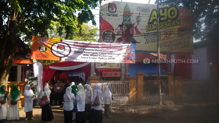 Dijadwalkan Daftar, Pendukung Khofifah Datangi KPUD Jatim Sejak Pagi