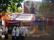 Dijadwalkan Daftar, Pendukung Khofifah Datangi KPUD Jatim Sejak Pagi