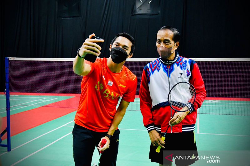 Presiden Jokowi (kanan) berpasangan dengan atlet tunggal putra Jonathan Christie bersiap bertanding bulu tangkis melawan Hendra Setiawan yang berduet dengan Ketua Umum Persatuan Bulu Tangkis Seluruh Indonesia (PBSI) Agung Firman Sampurna di Badung, Bali, Kamis (2/12/2021). ANTARA/HO-Biro Pers Sekretariat Presiden/Laily Rachev