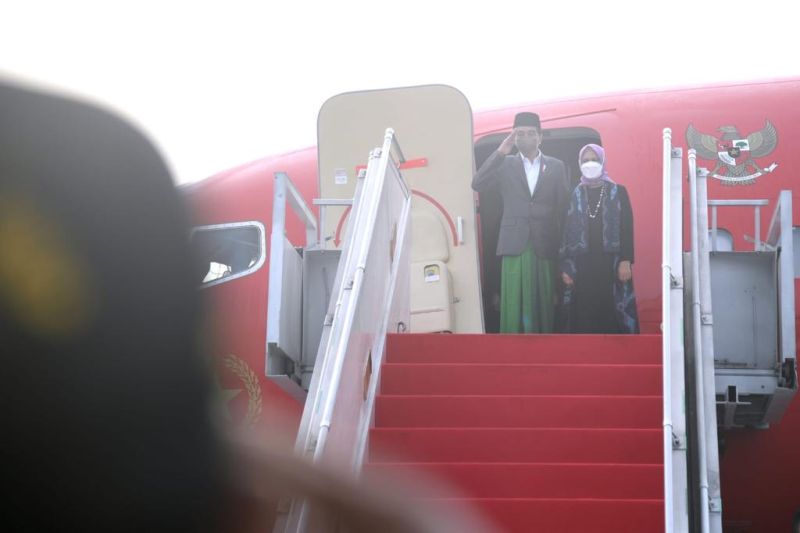 Kenakan Jas dan Sarung, Jokowi Bertolak ke Lampung Buka Muktamar NU