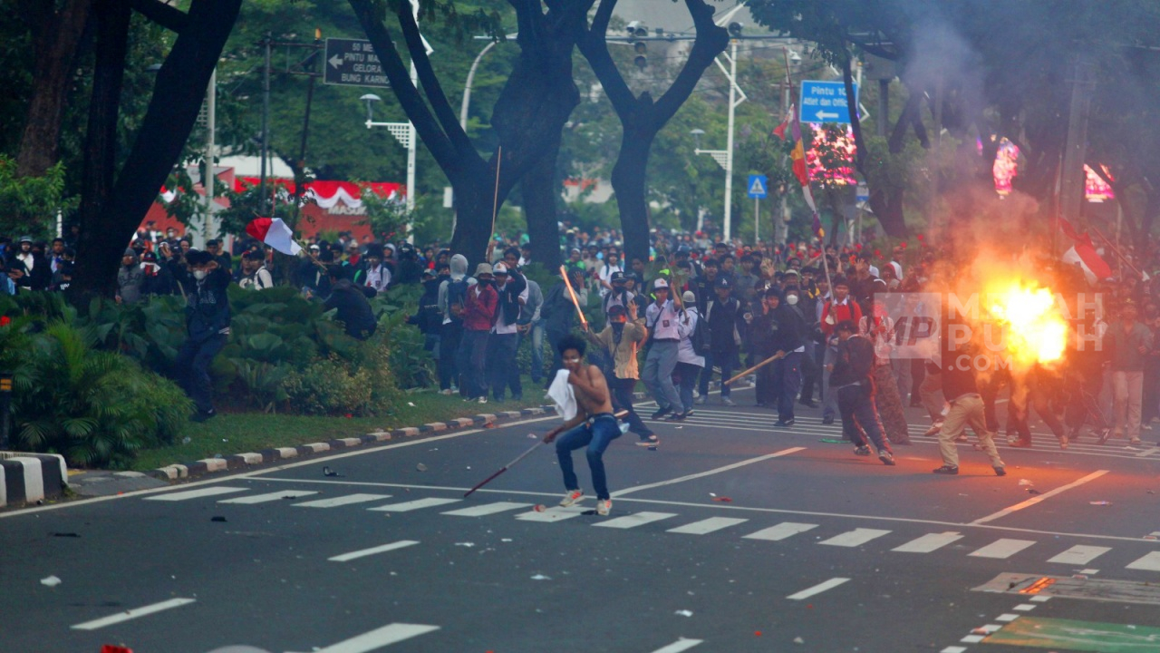 Demo ‘Revolusi Rakyat’ Dekat DPR Ricuh, Penumpang KRL Tujuan Serpong dan Rangkasbitung Diminta Hindari Stasiun Palmerah 