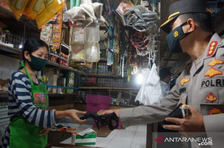 Polisi Soroti Pemakaian Masker Pedagang Pasar yang Kerap Salahi Aturan