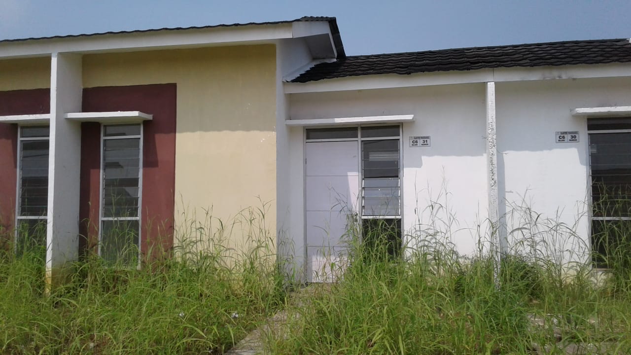 Kendaraan melintas di depan rumah KPR-BTN subsidi di Batang Anai, Kab.Padangpariaman, Sumatera Barat. ANTARA/Iggoy El Fitra/pri.