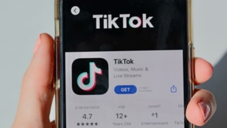 TikTok mengubah aturan untuk pengguna di bawah 18 tahun. (Foto: unsplash/MayGauthier)