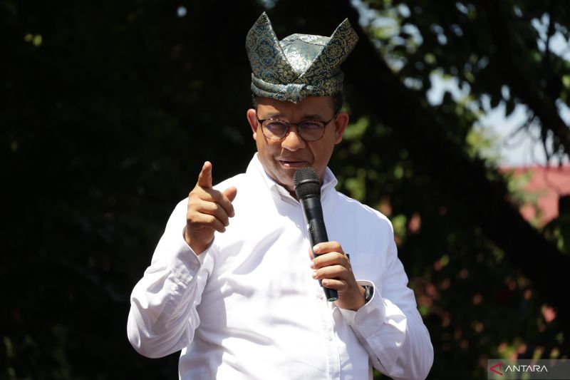 Capres nomor urut 1, Anies Baswedan, saat menyampaikan pesan politik kepada para pendukung di kawasan GOR Haji Agus Salim, Kota Padang, Kamis (25/1)