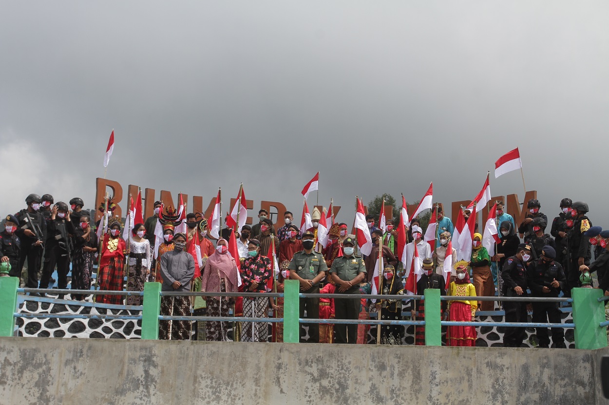 Peringati Sumpah Pemuda, Puluhan Mahasiswa Kibarkan Merah Putih di Lereng Gunung Merapi
