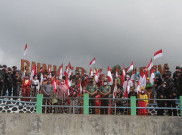 Peringati Sumpah Pemuda, Puluhan Mahasiswa Kibarkan Merah Putih di Lereng Gunung Merapi