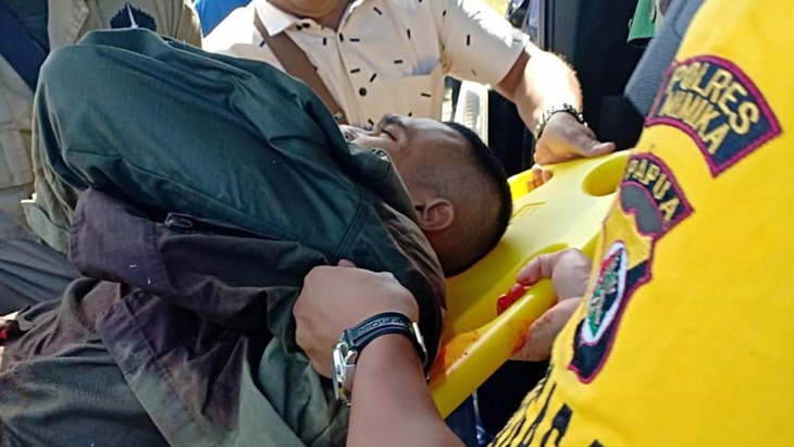 Anggota Brimob korban penembakan KKB Papua saat dievakuasi menggunakan helikopter di Bandara Distrik Mugi, Kabupaten Nduga, Papua. (MP/Knu/Ist)