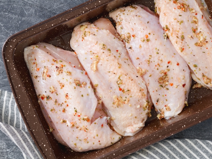 Baik dada maupun paha ayam memiliki kandungan kolestrol sedang. (Foto: The Spruce Eats)