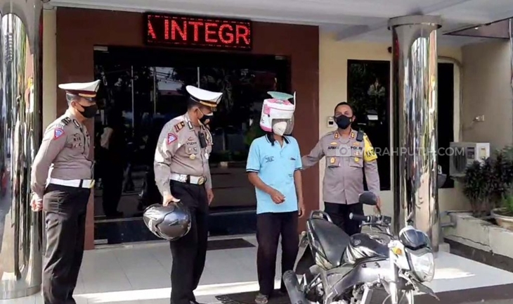 Aksi Curi Perhatian Pengendara Pakai Helm Rice Cooker Berakhir di Kantor Satlantas